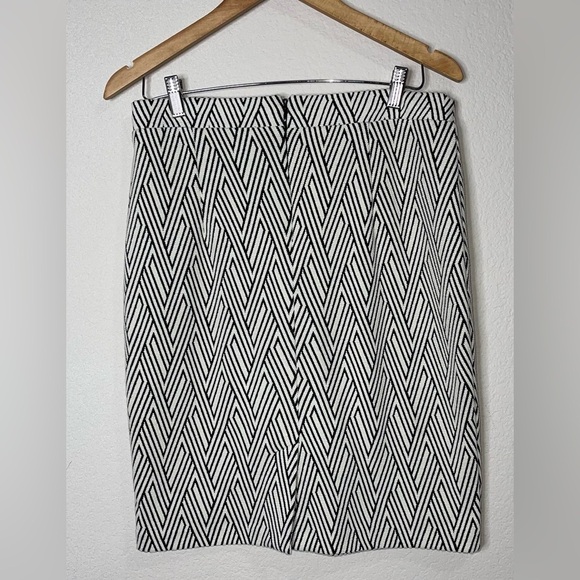 Banana Republic Zigzag Stretch Pencil Skirt Black and White Geometric Size 8 - Picture 6 of 7